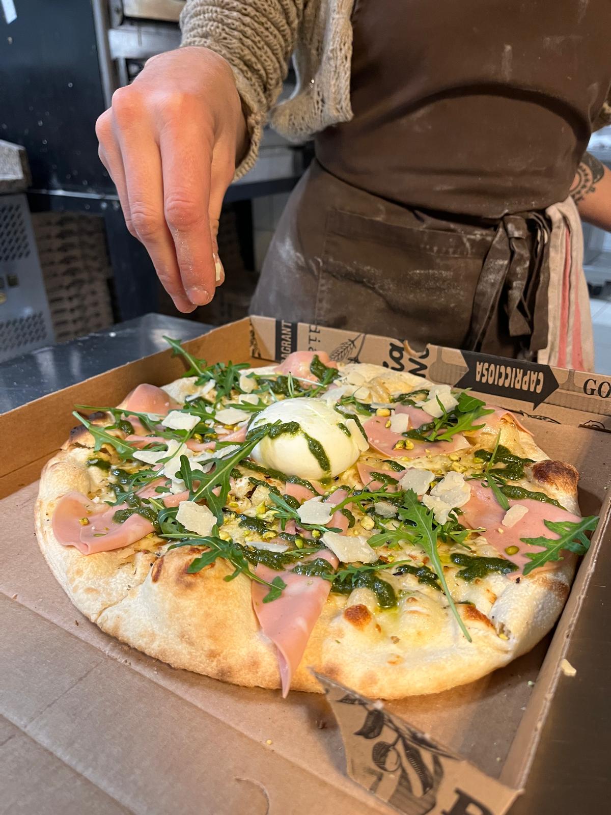 Pizza Pistacchia : burrata, pesto, mortadelle et roquette