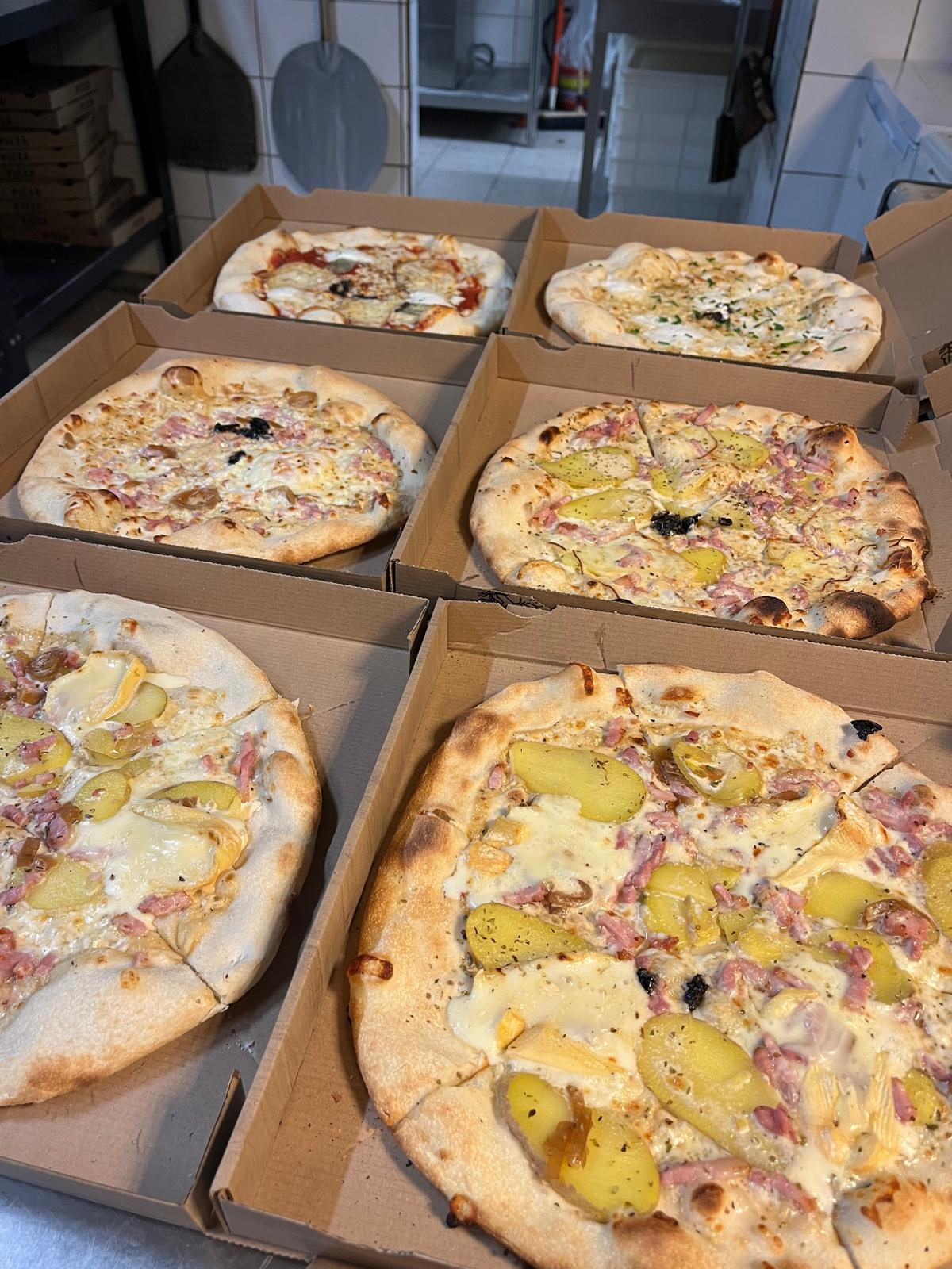 Pizzas aux pommes de terre, lardons et fromage